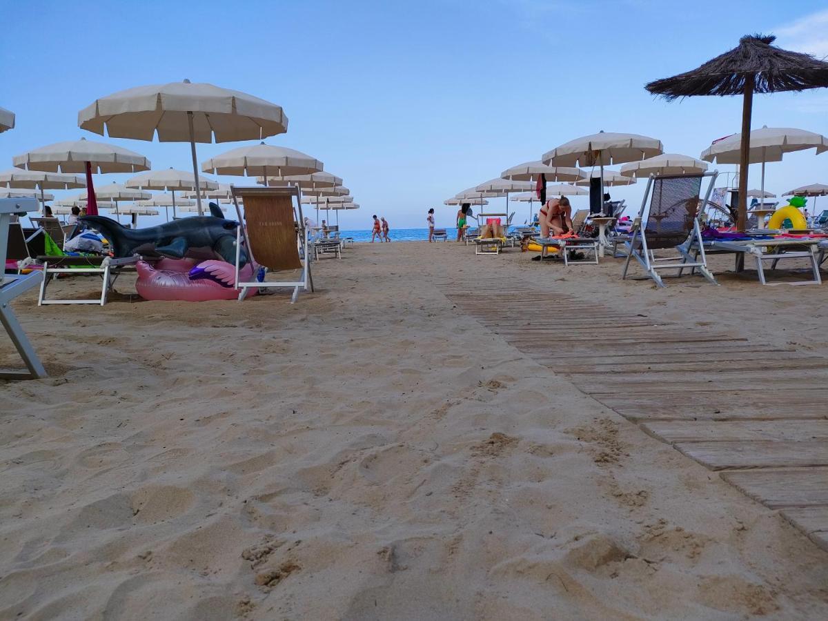 Appartamento Con Piscina Green Bay Village Pineto Buitenkant foto